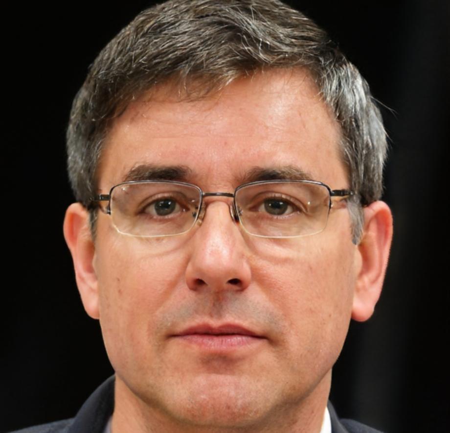Portrait de Marc Dubois, expert en analyse financière
